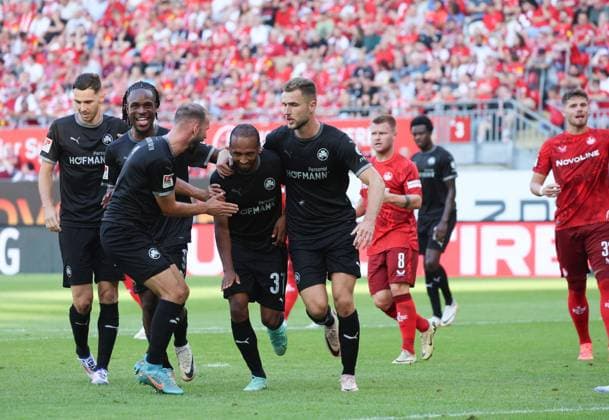 Goal for 1 0 for Fuerth from penalty kick by Julian Green , GER, 1 FC Kaiserslautern vs Spvgg Greuther Fuerth, Soccer, 2 Bundesliga, Matchday 2, Match time 2024 25, 09 08 2024, DFL REGULATES ANY USE OF PHOTOGRAPHS AS IMAGE SEQUENCES AND ORQUASI VIDEO, GER, 1 FC Kaiserslautern vs Spvgg Greuther Fuerth, Football, 2 Bundesliga, 2 Matchday, Match time 2024 25, 09 08 2024, Kaiserslautern Copyright: xEibner-Pressefoto joergxNiebergax EP_JNL
