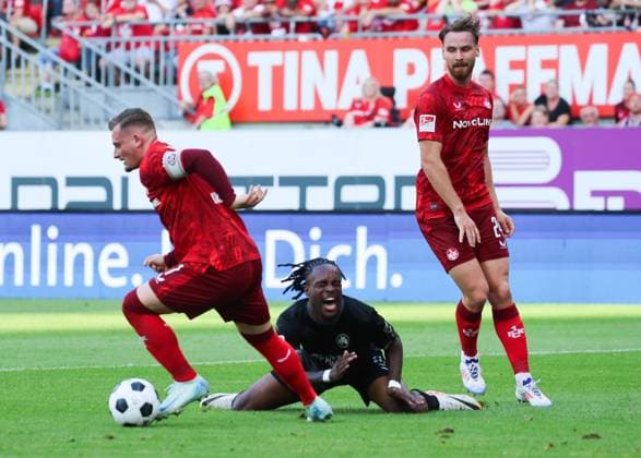 Foul on Noel Fukeu Fuerth 9 by Marlon Ritter Kaiserslautern 7 , , GER, 1 FC Kaiserslautern vs Spvgg Greuther Fuerth, Soccer, 2 Bundesliga, Matchday 2, Match 2024 25, 09 08 2024, DFL REGULATIONS ANY USE OF PHOTOGRAPHS AS IMAGE SEQUENCES AND ORQUASI VIDEO, GER, 1 FC Kaiserslautern vs Spvgg Greuther Fuerth, Football, 2 Bundesliga, 2 Matchday, Season 2024 25, 09 08 2024, Kaiserslautern Copyright: xEibner-Pressefoto joergxNiebergax EP_JNL