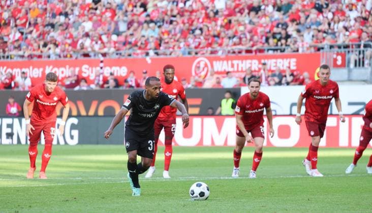 Goal for 1 0 for Fuerth from penalty kick by Julian Green , GER, 1 FC Kaiserslautern vs Spvgg Greuther Fuerth, Soccer, 2 Bundesliga, Matchday 2, Match time 2024 25, 09 08 2024, DFL REGULATES ANY USE OF PHOTOGRAPHS AS IMAGE SEQUENCES AND ORQUASI VIDEO, GER, 1 FC Kaiserslautern vs Spvgg Greuther Fuerth, Football, 2 Bundesliga, 2 Matchday, Match time 2024 25, 09 08 2024, Kaiserslautern Copyright: xEibner-Pressefoto joergxNiebergax EP_JNL