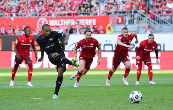 Goal for 1 0 for Fuerth from penalty kick by Julian Green , GER, 1 FC Kaiserslautern vs Spvgg Greuther Fuerth, Soccer, 2 Bundesliga, Matchday 2, Match time 2024 25, 09 08 2024, DFL REGULATES ANY USE OF PHOTOGRAPHS AS IMAGE SEQUENCES AND ORQUASI VIDEO, GER, 1 FC Kaiserslautern vs Spvgg Greuther Fuerth, Football, 2 Bundesliga, 2 Matchday, Match time 2024 25, 09 08 2024, Kaiserslautern Copyright: xEibner-Pressefoto joergxNiebergax EP_JNL
