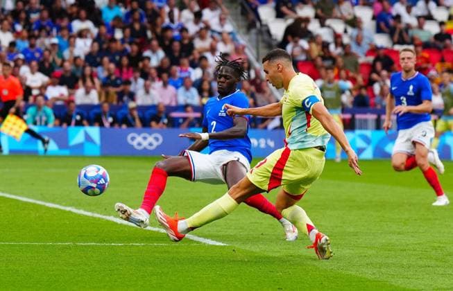 Abel Ruiz of Spain has a shot which goes over the bar during the Olympic Men s Football Final, France v Spain Paris 2024 Olympic Games, Olympische Spiele, Olympia, OS Day Fourteen, Paris, France - 09 Aug 2024 EDITORIAL USE ONLY No use with unauthorised audio, video, data, fixture lists (outside the EU), club league logos or live services. Online in-match use limited to 45 images (+15 in extra time). No use to emulate moving images. No use in betting, games or Copyright: xJavierxGarcia Shutterstockx 14622991cg