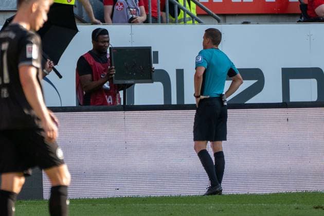 09 08 2024, xhfmx, Soccer 2 Bundesliga, 1 FC Kaiserslautern SpVgg Greuther Fürth emspor, Florian Lechner Referee at video evidence DFL DFB REGULATIONS PROHIBIT ANY USE OF PHOTOGRAPHS as IMAGE SEQUENCES and or QUASI VIDEO Kaiserslautern