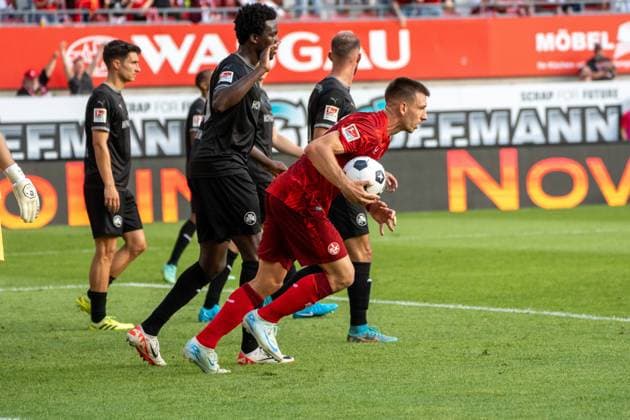 09 08 2024, xhfmx, Soccer 2 Bundesliga, 1 FC Kaiserslautern SpVgg Greuther Fürth emspor, Daniel Hanslik 1 FC Kaiserslautern scores the 1 2 DFL DFB REGULATIONS PROHIBIT ANY USE OF PHOTOGRAPHS as IMAGE SEQUENCES and or QUASI VIDEO Kaiserslautern