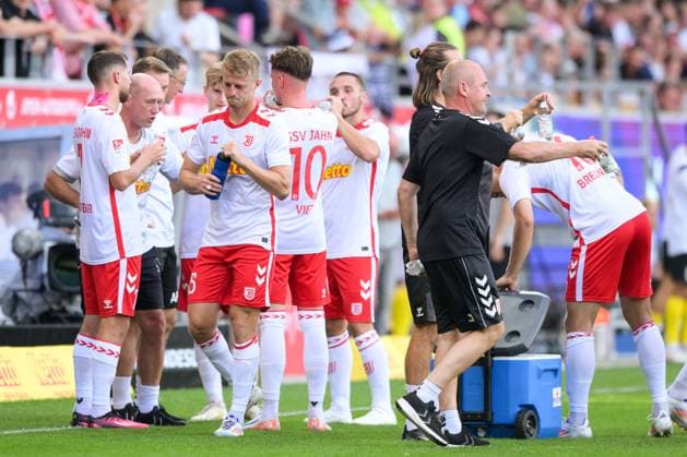 Soccer, 2 Bundesliga, 20240809, SSV Jahn Regensburg SSV Ulm 1846 In the picture Coach of SSV Jahn Regensburg Joe ENOCHS speaks to the team Drinking break Interruption Regensburg Jahnstadion Bayern Germany Copyright: Passion2Press MarkusxFischerx