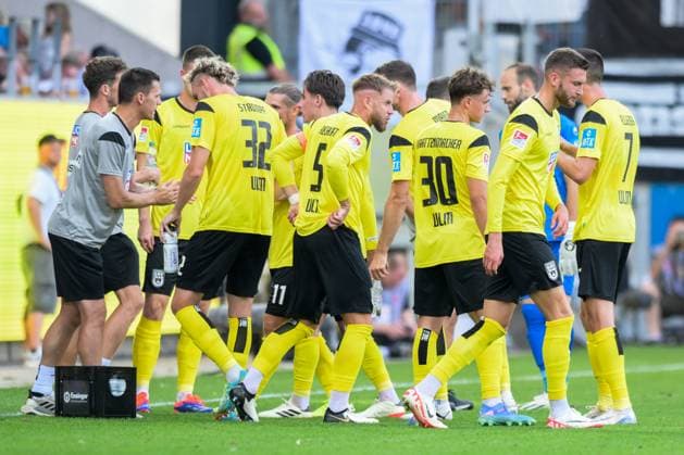 Soccer, 2 Bundesliga, 20240809, SSV Jahn Regensburg SSV Ulm 1846 In the picture Coach of SSV Ulm 1846 Thomas WÖRLE speaks to the team during drinking break Interruption Regensburg Jahnstadion Bayern Germany Copyright: Passion2Press MarkusxFischerx