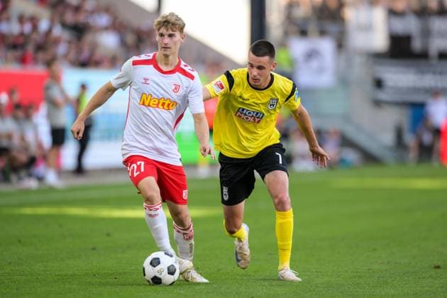Soccer, 2 Bundesliga, 20240809, SSV Jahn Regensburg SSV Ulm 1846 In the picture Dominik KOTHER SSV Jahn Regensubrg, 27 dribbling ball and Bastian ALLGEIER SSV Ulm 1846, 7 Regensburg Jahnstadion Bayern Germany Copyright: Passion2Press MarkusxFischerx
