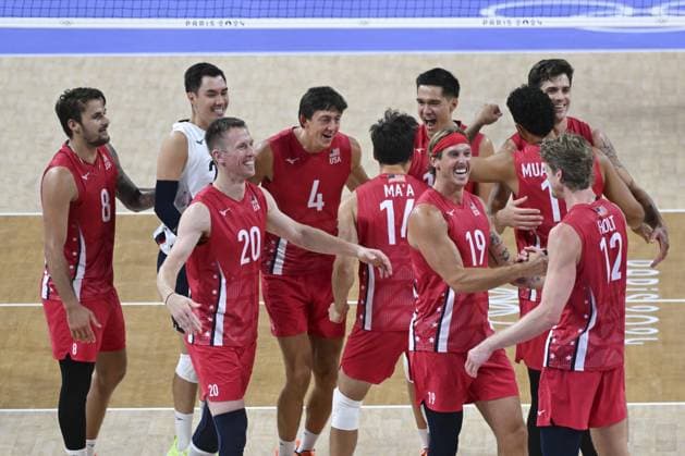 Celebration of USA, during Men s Volleyball game for third place between Italy and United states, during the Olympic Games, Olympische Spiele, Olympia, OS Paris 2024 JO 2024 : VOLLEYBALL - Italie Vs Etats Unis - 3eme place - Jeux Olympiques 2024 - Paris2024 - 09 08 2024 DPPI Panoramic 