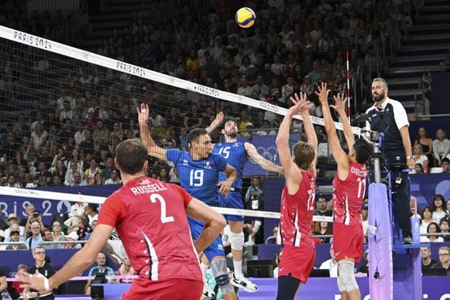 Daniele Lavia (Italy), Roberto Russo (Italy), during Men s Volleyball game for third place between Italy and United states, during the Olympic Games, Olympische Spiele, Olympia, OS Paris 2024 JO 2024 : VOLLEYBALL - Italie Vs Etats Unis - 3eme place - Jeux Olympiques 2024 - Paris2024 - 09 08 2024 DPPI Panoramic 