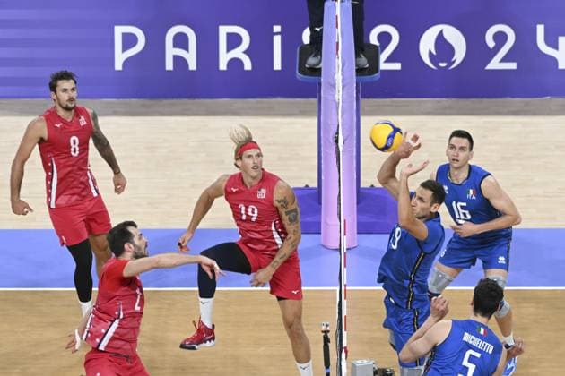 Roberto Russo (Italy) vs Taylor Averill (USA), during Men s Volleyball game for third place between Italy and United states, during the Olympic Games, Olympische Spiele, Olympia, OS Paris 2024 JO 2024 : VOLLEYBALL - Italie Vs Etats Unis - 3eme place - Jeux Olympiques 2024 - Paris2024 - 09 08 2024 DPPI Panoramic 