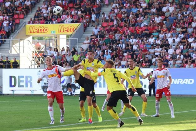 4 Tom Gaal SSV Ulm 1846, 4 , 5 Johannes Reichert SSV Ulm 1846, 5 , 16 Louis Breunig SSV Jahn Regensburg, 16 , 10 Christian Viet SSV Jahn Regensburg, 10 , GER, SSV Jahn Regensburg vs SSV Ulm 1846, Football, 2 Bundesliga, 2 Matchday, Spielzeit 2024, 09 08 2024 DFB DFL regulations prohibit any use of photographs as image sequences and or quasi video GER, SSV Jahn Regensburg vs SSV Ulm 1846, Fußball, 2 Bundesliga, 2 Spieltag, Spielzeit 2024, 09 08 2024 Regensburg Copyright: xEibner-Pressefoto Grafx EP_AGF