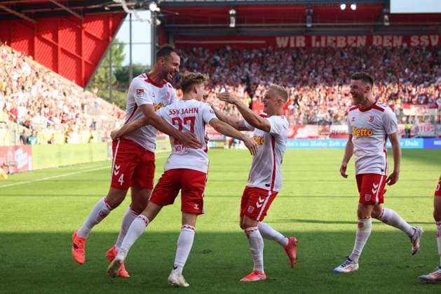 27 Dominik Kother SSV Jahn Regensburg, 27 , 4 Florian Ballas SSV Jahn Regensburg, 4 , GER, SSV Jahn Regensburg vs SSV Ulm 1846, Football, 2 Bundesliga, 2 Spieltag, Spielzeit 2024, 09 08 2024 DFB DFL regulations prohibit any use of photographs as image sequences and or quasi video GER, SSV Jahn Regensburg vs SSV Ulm 1846, Football, 2 Bundesliga, 2 Spieltag, Spielzeit 2024, 09 08 2024 Regensburg Copyright: xEibner-Pressefoto Grafx EP_AGF