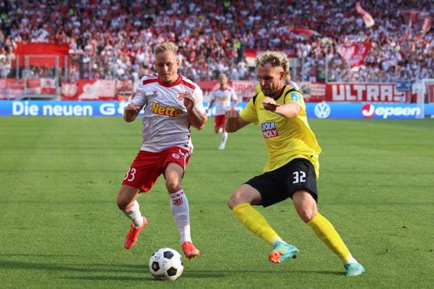 33 Kai Proeger SSV Jahn Regensburg, 33 , 32 Philipp Strompf SSV Ulm 1846, 32 , GER, SSV Jahn Regensburg vs SSV Ulm 1846, Football, 2 Bundesliga, 2 Spieltag, Spielzeit 2024, 09 08 2024 DFB DFL regulations prohibit any use of photographs as image sequences and or quasi video GER, SSV Jahn Regensburg vs SSV Ulm 1846, Football, 2 Bundesliga, 2 Spieltag, Spielzeit 2024, 09 08 2024 Regensburg Copyright: xEibner-Pressefoto Grafx EP_AGF