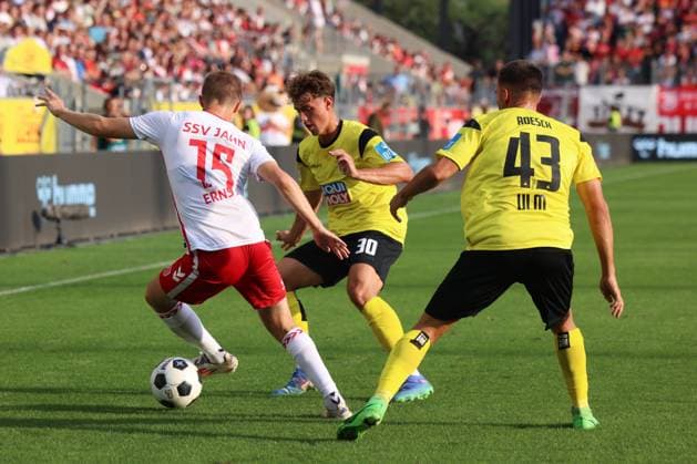 15 Sebastian Ernst SSV Jahn Regensburg, 15 , 43 Romario Roesch SSV Ulm 1846, 43 , 30 Maurice Krattenmacher SSV Ulm 1846, 30 , GER, SSV Jahn Regensburg vs SSV Ulm 1846, Football, 2 Bundesliga, 2 Matchday, Season 2024, 09 08 2024 DFB DFL regulations prohibit any use of photographs as image sequences and or quasi video GER, SSV Jahn Regensburg vs SSV Ulm 1846, Fußball, 2 Bundesliga, 2 Spieltag, Spielzeit 2024, 09 08 2024 Regensburg Copyright: xEibner-Pressefoto Grafx EP_AGF