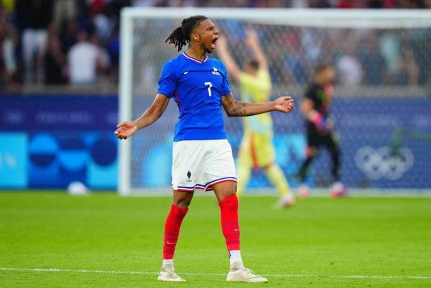 Michael Olise of France hypes up the crowd after Maghnes Akliouche of France taps in a free kick to make it 2-3 during the Olympic Men s Football Final, France v Spain Paris 2024 Olympic Games, Olympische Spiele, Olympia, OS Day Fourteen, Paris, France - 09 Aug 2024 EDITORIAL USE ONLY No use with unauthorised audio, video, data, fixture lists (outside the EU), club league logos or live services. Online in-match use limited to 45 images (+15 in extra time). No use to emulate moving images. No use in betting, games or Copyright: xJavierxGarcia Shutterstockx 14622991co