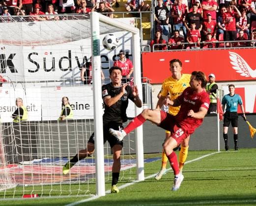 Football 2 Bundesliga Season 2024 25 1 FC Kaiserslautern 09 08 2024 Fritz Walter Stadion 1 FC Kaiserslautern fck SpVgg Greuther Fürth fue Jannis HEUER 1 FC Kaiserslautern heads just past the goal 1 FC Kaiserslautern