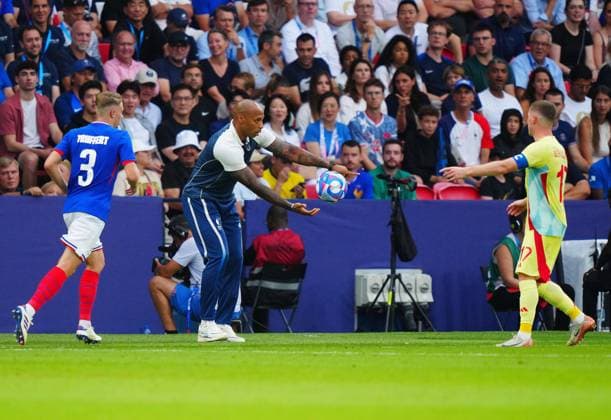 France Head Coach Thierry Henry catches the match ball during the Olympic Men s Football Final, France v Spain Paris 2024 Olympic Games, Olympische Spiele, Olympia, OS Day Fourteen, Paris, France - 09 Aug 2024 EDITORIAL USE ONLY No use with unauthorised audio, video, data, fixture lists (outside the EU), club league logos or live services. Online in-match use limited to 45 images (+15 in extra time). No use to emulate moving images. No use in betting, games or Copyright: xJavierxGarcia Shutterstockx 14622991cp