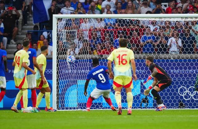 France score a goal after a touch from Maghnes Akliouche of France on a free kick taken by Michael Olise of France to make it 2-3 during the Olympic Men s Football Final, France v Spain Paris 2024 Olympic Games, Olympische Spiele, Olympia, OS Day Fourteen, Paris, France - 09 Aug 2024 EDITORIAL USE ONLY No use with unauthorised audio, video, data, fixture lists (outside the EU), club league logos or live services. Online in-match use limited to 45 images (+15 in extra time). No use to emulate moving images. No use in betting, games or Copyright: xJavierxGarcia Shutterstockx 14622991cq