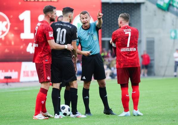 Referee Florian Lechner, GER, 1 FC Kaiserslautern vs Spvgg Greuther Fuerth, Football, 2 Bundesliga, Matchday 2, Season 2024 25, 09 08 2024, DFL REGULATES ANY USE OF PHOTOGRAPHS AS IMAGE SEQUENCES AND ORQUASI VIDEO, GER, 1 FC Kaiserslautern vs Spvgg Greuther Fuerth, Football, 2 Bundesliga, Matchday 2, Season 2024 25, 09 08 2024, Kaiserslautern Copyright: xEibner-Pressefoto joergxNiebergax EP_JNL