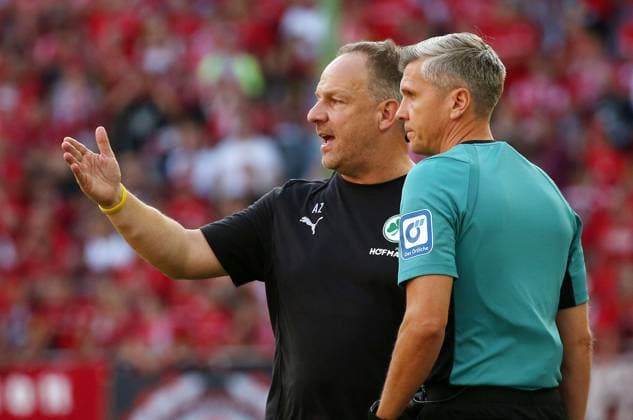 Alexander Zorniger coach Greuther Fürth discusses with 4 officials Thomas Stein 09 08 2024, Soccer, 2 Bundesliga, FC Kaiserslautern SpVgg Greuther Fürth, 2 Matchday, Saison 2024 25, Fritz Walter Stadion, Kaiserslautern, Germany, zmdz, DFB DFL regulations prohibit any use of photographs as image sequences and or quasi video FC Kaiserslautern SpVgg Greuther Fürth