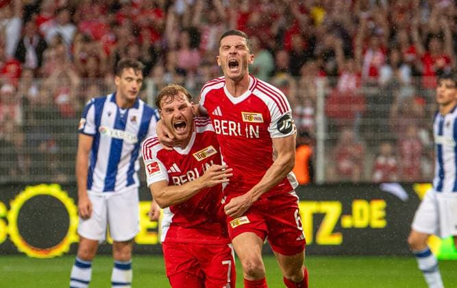 Football, Men, Season 2024 2025, Test match, 1 FC Union Berlin Real Sociedad San Sebastian, v l Yorbe Vertessen 1 FC Union Berlin , Robin Gosens 1 FC Union Berlin , Cheering after goal to 1 0, 09 08 2024, Copyright: xSebastianxRäppold MatthiasxKochx