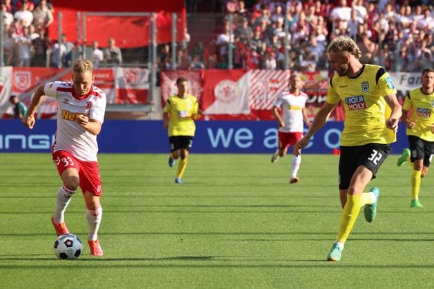 32 Philipp Strompf SSV Ulm 1846, 32 , 33 Kai Proeger SSV Jahn Regensburg, 33 , GER, SSV Jahn Regensburg vs SSV Ulm 1846, Football, 2 Bundesliga, 2 Spieltag, Spielzeit 2024, 09 08 2024 DFB DFL regulations prohibit any use of photographs as image sequences and or quasi video GER, SSV Jahn Regensburg vs SSV Ulm 1846, Football, 2 Bundesliga, 2 Spieltag, Spielzeit 2024, 09 08 2024 Regensburg Copyright: xEibner-Pressefoto Grafx EP_AGF