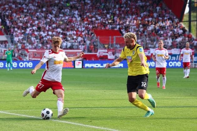 27 Dominik Kother SSV Jahn Regensburg, 27 , 32 Philipp Strompf SSV Ulm 1846, 32 , GER, SSV Jahn Regensburg vs SSV Ulm 1846, Football, 2 Bundesliga, 2 Spieltag, Spielzeit 2024, 09 08 2024 DFB DFL regulations prohibit any use of photographs as image sequences and or quasi video GER, SSV Jahn Regensburg vs SSV Ulm 1846, Football, 2 Bundesliga, 2 Spieltag, Spielzeit 2024, 09 08 2024 Regensburg Copyright: xEibner-Pressefoto Grafx EP_AGF