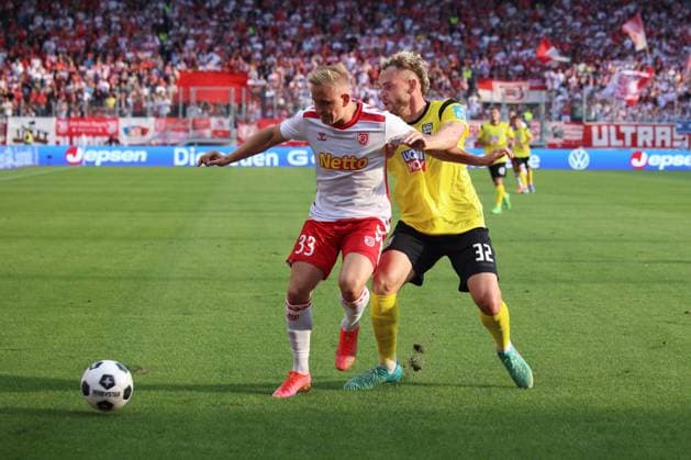 33 Kai Proeger SSV Jahn Regensburg, 33 , 32 Philipp Strompf SSV Ulm 1846, 32 , GER, SSV Jahn Regensburg vs SSV Ulm 1846, Football, 2 Bundesliga, 2 Spieltag, Spielzeit 2024, 09 08 2024 DFB DFL regulations prohibit any use of photographs as image sequences and or quasi video GER, SSV Jahn Regensburg vs SSV Ulm 1846, Football, 2 Bundesliga, 2 Spieltag, Spielzeit 2024, 09 08 2024 Regensburg Copyright: xEibner-Pressefoto Grafx EP_AGF