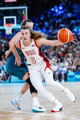 August 9, 2024, Paris, Paris, FRANCE: Kristy Wallace of Australia and Sabrina Ionescu of Unites States in action during Women s semifinal match between United States and Australia at Bercy Arena during the Paris 2024 Olympics Games on August 9, 2024 in Paris, France. Paris FRANCE - ZUMAa181 20240809_zaa_a181_585 Copyright: xManuxReinox