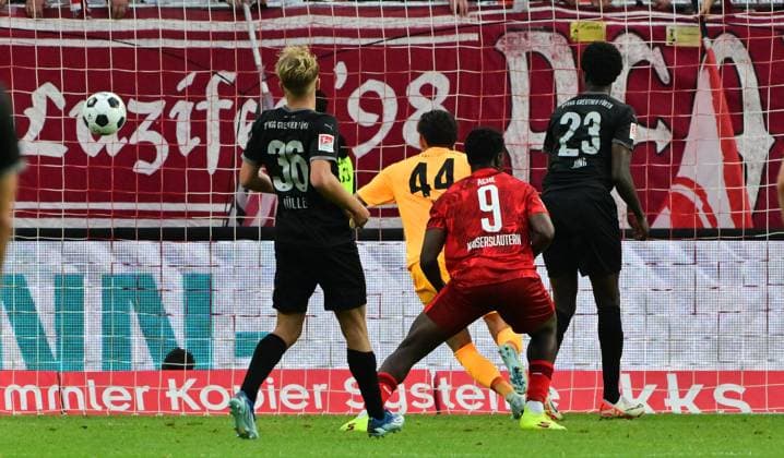 09 08 2024 Soccer Season 2024 2025 2 Soccer Bundesliga 02 Matchday 1 FC Kaiserslautern Rote Teufel SpVgg Greuther Fürth Kleeblatt Sportfoto Zink MeZi xmexzix DFL regulations prohibit any use of photographs as image sequences and or quasi video only for editorial use Ragnar Ache 9, 1 FC Kaiserslautern FCK erzielt Treffer Tor Torschuß zum 2 2 gegen Nahuel Noll 44, SpVgg Greuther Fürth Gideon Jung 23, SpVgg Greuther Fürth