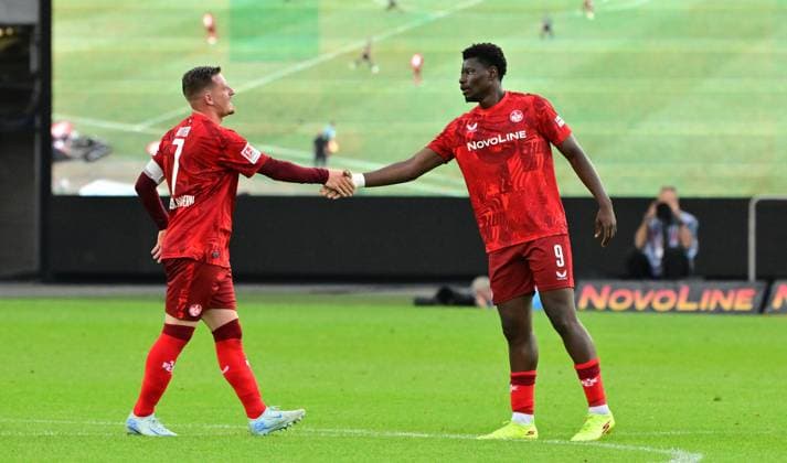 09 08 2024 Soccer Season 2024 2025 2 Soccer Bundesliga 02 Matchday 1 FC Kaiserslautern Rote Teufel SpVgg Greuther Fürth Kleeblatt Sportfoto Zink MeZi xmexzix DFL regulations prohibit any use of photographs as image sequences and or quasi video only for editorial use Torjubel Jubel nach Treffer Tor Torschuß zum 2 2 durch Ragnar Ache 9, 1 FC Kaiserslautern FCK mit Marlon Ritter 7, 1 FC Kaiserslautern FCK, links