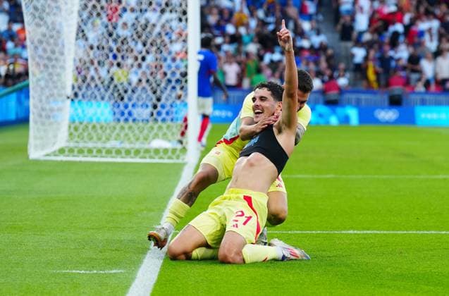 Sergio Camello of Spain celebrates scoring a goal to make it 3-5 with Alex Baena of Spain during the Olympic Men s Football Final, France v Spain Paris 2024 Olympic Games, Olympische Spiele, Olympia, OS Day Fourteen, Paris, France - 09 Aug 2024 EDITORIAL USE ONLY No use with unauthorised audio, video, data, fixture lists (outside the EU), club league logos or live services. Online in-match use limited to 45 images (+15 in extra time). No use to emulate moving images. No use in betting, games or Copyright: xJavierxGarcia Shutterstockx 14622991dy