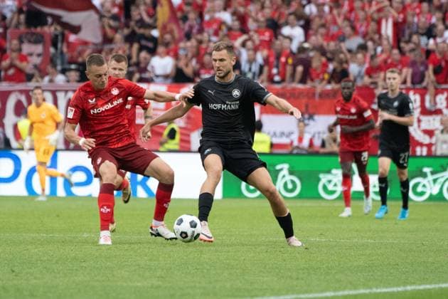 09 08 2024, xhfmx, Soccer 2 Bundesliga, 1 FC Kaiserslautern SpVgg Greuther Fürth emspor, v l Daniel Hanslik 1 FC Kaiserslautern , Luca Itter SpVgg Greuther Fürth DFL DFB REGULATIONS PROHIBIT ANY USE OF PHOTOGRAPHS as IMAGE SEQUENCES and or QUASI VIDEO Kaiserslautern