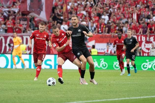 09 08 2024, xhfmx, Soccer 2 Bundesliga, 1 FC Kaiserslautern SpVgg Greuther Fürth emspor, v l Daniel Hanslik 1 FC Kaiserslautern , Luca Itter SpVgg Greuther Fürth DFL DFB REGULATIONS PROHIBIT ANY USE OF PHOTOGRAPHS as IMAGE SEQUENCES and or QUASI VIDEO Kaiserslautern