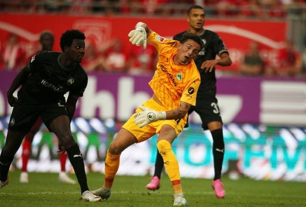 Nahuel Noll 44, Goalkeeper, Greuther Fürth concedes the late 2 2 equalizer by Ragnar Ache 9, FC Kaiserslautern 09 08 2024, Soccer, 2 Bundesliga, FC Kaiserslautern SpVgg Greuther Fürth, Matchday 2, Season 2024 25, Fritz Walter Stadion, Kaiserslautern, Germany, zmdz, DFB DFL regulations prohibit any use of photographs as image sequences and or quasi video FC Kaiserslautern SpVgg Greuther Fürth
