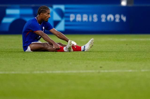 240809 Loic Bade of France looks dejected after the men™s football final between France and Spain during day 14 of the Paris 2024 Olympic Games on August 9, 2024 in Paris Photo Johanna Säll BILDBYRAN code JL JL0429 football soccer fotball olympic games olympics os ol olympiska spelen olympiske leker paris 2024 paris os paris ol 14 bbeng spanien frankrike depp  Copyright: JOHANNAxSÄLL BB240809ZC206