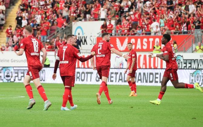 Celebration after the 2 2 by Ragnar Ache Kaiserslautern 9 , GER, 1 FC Kaiserslautern vs Spvgg Greuther Fuerth, Soccer, 2 Bundesliga, Matchday 2, Season 2024 25, 09 08 2024, DFL REGULATIONS ANY USE OF PHOTOGRAPHS AS IMAGE SEQUENCES AND ORQUASI VIDEO, GER, 1 FC Kaiserslautern vs Spvgg Greuther Fuerth, Football, 2 Bundesliga, 2 Matchday, Season 2024 25, 09 08 2024, Kaiserslautern Copyright: xEibner-Pressefoto joergxNiebergax EP_JNL