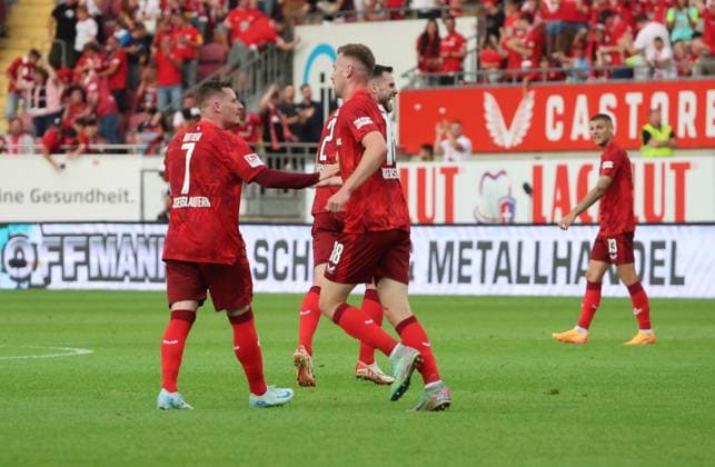 Celebration after the 2 2 by Ragnar Ache Kaiserslautern 9 , GER, 1 FC Kaiserslautern vs Spvgg Greuther Fuerth, Soccer, 2 Bundesliga, Matchday 2, Season 2024 25, 09 08 2024, DFL REGULATIONS ANY USE OF PHOTOGRAPHS AS IMAGE SEQUENCES AND ORQUASI VIDEO, GER, 1 FC Kaiserslautern vs Spvgg Greuther Fuerth, Football, 2 Bundesliga, 2 Matchday, Season 2024 25, 09 08 2024, Kaiserslautern Copyright: xEibner-Pressefoto joergxNiebergax EP_JNL