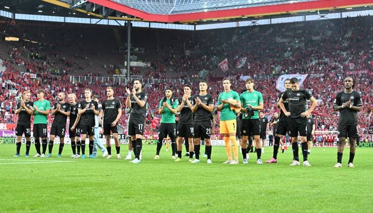 09 08 2024 Soccer Season 2024 2025 2 Soccer Bundesliga 01 Matchday 1 FC Kaiserslautern Rote Teufel SpVgg Greuther Fürth Kleeblatt Sportfoto Zink xwoxzix DFL regulations prohibit any use of photographs as image sequences and or quasi video only for editorial use Mannschaft Team Fürth or Fans Fanblock nach Spielende