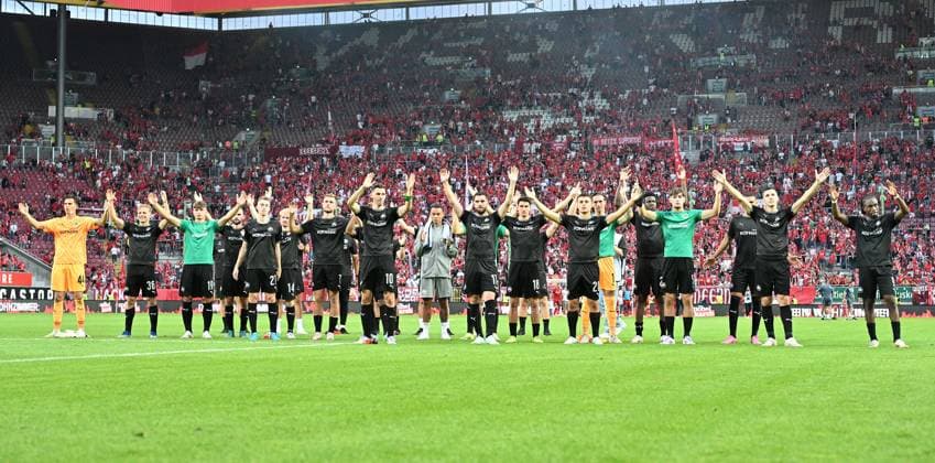 09 08 2024 Soccer Season 2024 2025 2 Soccer Bundesliga 01 Matchday 1 FC Kaiserslautern Rote Teufel SpVgg Greuther Fürth Kleeblatt Sportfoto Zink xwoxzix DFL regulations prohibit any use of photographs as image sequences and or quasi video only for editorial use Mannschaft Team Fürth vor Fans Fanblock nach Spielende