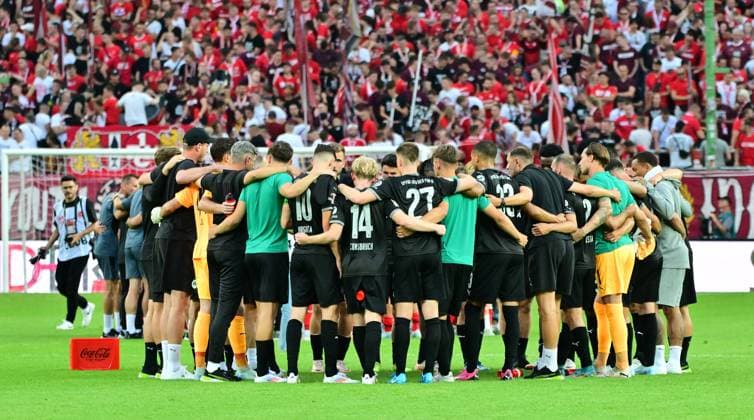 09 08 2024 Soccer Season 2024 2025 2 Soccer Bundesliga 02 Matchday 1 FC Kaiserslautern Rote Teufel SpVgg Greuther Fürth Kleeblatt Sportfoto Zink MeZi xmexzix DFL regulations prohibit any use of photographs as image sequences and or quasi video only for editorial use Teamkreis Mannschaft Team Fürth nach Spielende