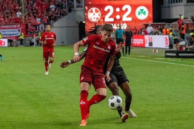 09 08 2024, xhfmx, Soccer 2 Bundesliga, 1 FC Kaiserslautern SpVgg Greuther Fürth emspor, v l Jan Elvedi 1 FC Kaiserslautern , Noel Futkeu SpVgg Greuther Fürth DFL DFB REGULATIONS PROHIBIT ANY USE OF PHOTOGRAPHS as IMAGE SEQUENCES and or QUASI VIDEO Kaiserslautern