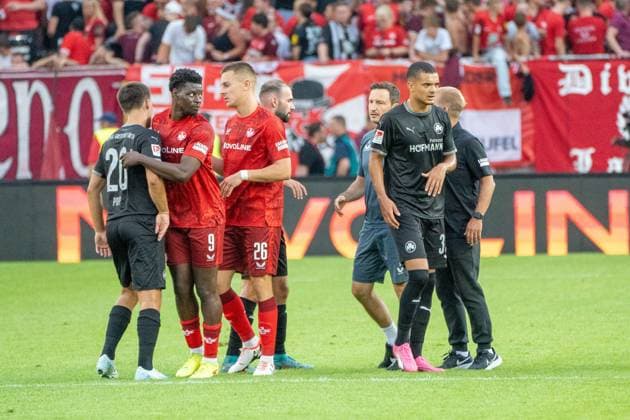 09 08 2024, xhfmx, Soccer 2 Bundesliga, 1 FC Kaiserslautern SpVgg Greuther Fürth emspor, v l Leander Popp SpVgg Greuther Fürth , Ragnar Ache 1 FC Kaiserslautern , Filip Kaloc 1 FC Kaiserslautern , Julian Green SpVgg Greuther Fürth DFL DFB REGULATIONS PROHIBIT ANY USE OF PHOTOGRAPHS as IMAGE SEQUENCES and or QUASI VIDEO Kaiserslautern