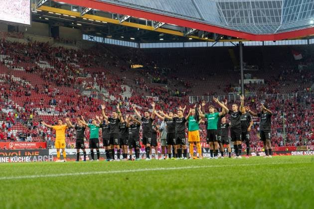 09 08 2024, xhfmx, Soccer 2 Bundesliga, 1 FC Kaiserslautern SpVgg Greuther Fürth emspor, Greuther Fürth thanks the fans DFL DFB REGULATIONS PROHIBIT ANY USE OF PHOTOGRAPHS as IMAGE SEQUENCES and or QUASI VIDEO Kaiserslautern