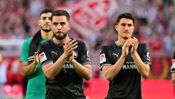 09 08 2024 Soccer season 2024 2025 2 Soccer Bundesliga 02 Matchday 1 FC Kaiserslautern Rote Teufel SpVgg Greuther Fürth Kleeblatt Sportfoto Zink MeZi xmexzix DFL regulations prohibit any use of photographs as image sequences and or quasi video only for editorial use Niko Gießelmann Giesselmann 17, SpVgg Greuther Fürth Marco Meyerhöfer Meyerhoefer 18, SpVgg Greuther Fürth, right disappointed disappointment after the end of the match