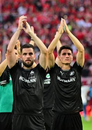 09 08 2024 Soccer season 2024 2025 2 Soccer Bundesliga 02 Matchday 1 FC Kaiserslautern Rote Teufel SpVgg Greuther Fürth Kleeblatt Sportfoto Zink MeZi xmexzix DFL regulations prohibit any use of photographs as image sequences and or quasi video only for editorial use Niko Gießelmann Giesselmann 17, SpVgg Greuther Fürth Marco Meyerhöfer Meyerhoefer 18, SpVgg Greuther Fürth, right Cheering joy after the end of the match