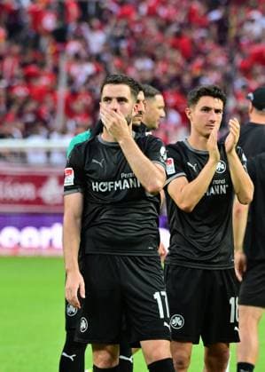 09 08 2024 Soccer Season 2024 2025 2 Soccer Bundesliga 02 Matchday 1 FC Kaiserslautern Rote Teufel SpVgg Greuther Fürth Kleeblatt Sportfoto Zink MeZi xmexzix DFL regulations prohibit any use of photographs as image sequences and or quasi video only for editorial use Niko Gießelmann Giesselmann 17, SpVgg Greuther Fürth disappointed Disappointment after the end of the match
