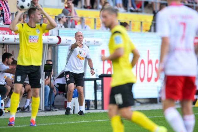 Soccer, 2 Bundesliga, 20240809, SSV Jahn Regensburg SSV Ulm 1846 In the picture coach of SSV Jahn Regensburg Joe ENOCHS points index finger instruction instruction instruction correction conducts conductor coaching coaches Regensburg Jahnstadion Bayern Germany Copyright: Passion2Press MarkusxFischerx