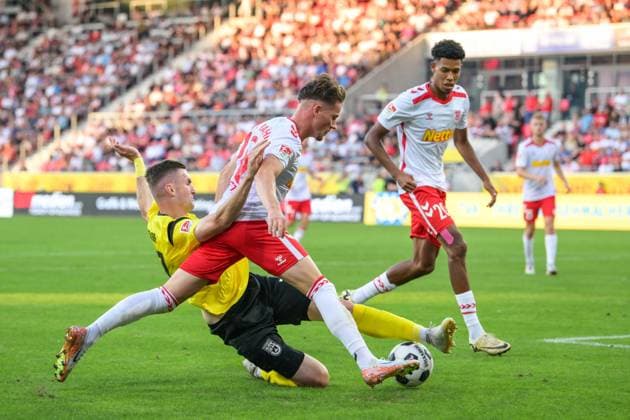 Soccer, 2 Bundesliga, 20240809, SSV Jahn Regensburg SSV Ulm 1846 In the picture Christian VIET SSV Jahn Regensubrg, 10 and Niklas KOLBE SSV Ulm 1846, 27 Regensburg Jahnstadion Bayern Germany Copyright: Passion2Press MarkusxFischerx