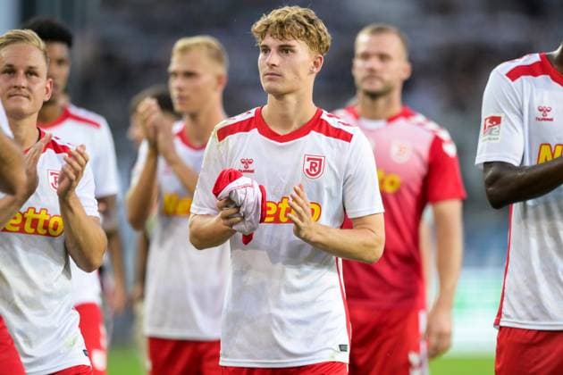 Soccer, 2 Bundesliga, 20240809, SSV Jahn Regensburg SSV Ulm 1846 In the picture Dominik KOTHER SSV Jahn Regensubrg, 27 Final cheer Regensburg Jahnstadion Bayern Germany Copyright: Passion2Press MarkusxFischerx