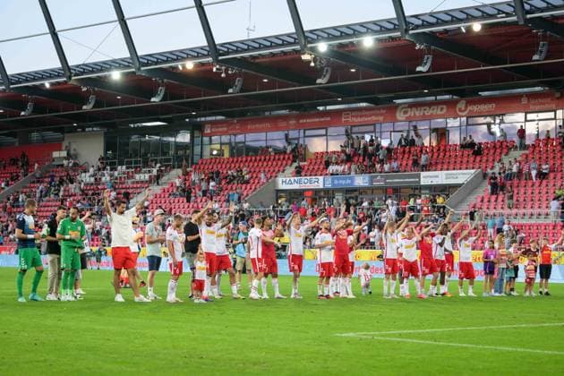 Soccer, 2 Bundesliga, 20240809, SSV Jahn Regensburg SSV Ulm 1846 In the picture Regensburg final cheer in front of fans Regensburg Jahnstadion Bayern Germany Copyright: Passion2Press MarkusxFischerx